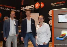 Harm van Adrichem, Ab van Staalduinen en Simone Keijzer van Gearbox Innovations naast hun GearStation.